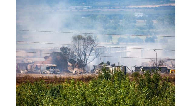 Част от сградите на изгорелите складове край Елин Пелин Снимка: Георги Палейков