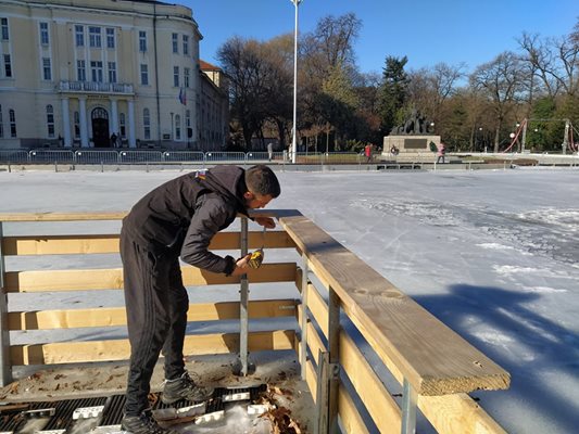 27-годишният Николай Динев разглобява оградните пана от пързалката. Снимки: Авторът