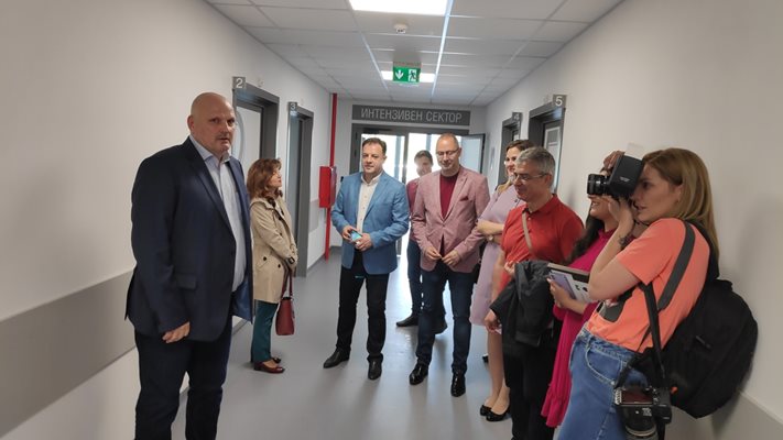 Д-р Стефан Филев показва отделенията и VIP условията в  сградата на кмета Даниел Панов и депутата Димитър Николов