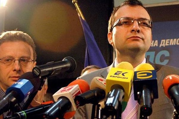 Лидерът на СДС Мартин Димитров за пореден път обяснява пред медиите проблемите със съдебната регистрация на партия. 
СНИМКА: “24 ЧАСА”
