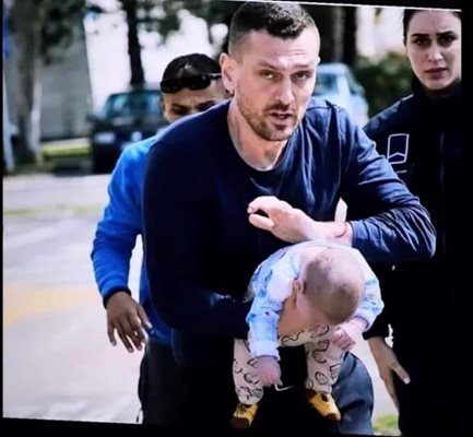Аднан Дибрани с бебето. СНИМКА: Фейсбук Alternativa Crna Gora