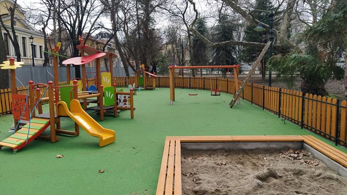Две големи детски площадки са изградени в обновената Дондукова градина.