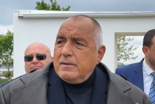 Бойко Борисов коментира от Тутракан.