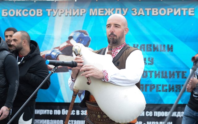 Гайдарят Лазар Керемедчиев поздрави участниците и публиката.