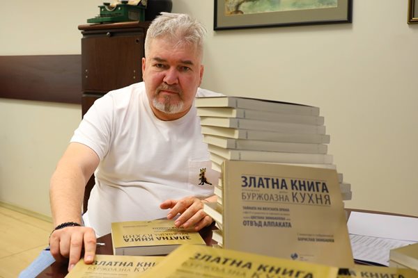 Борислав Зюмбюлев, който днес щеше да навърши 56 г., почете с книга майка си, родена на същата дата