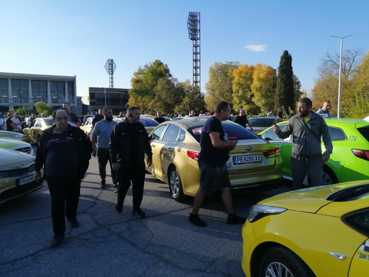 След акцията в Пловдив таксиджии готвят национален протест заради поскъпването на Гражданската