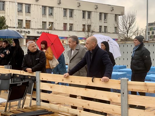 Кметът Костадин Димитров и заместникът му присъстваха на отваряне на ледената пързалка.