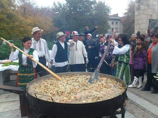 Всички се събират около огъня