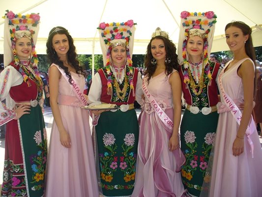 Красотата на Казанлък - Царицата на розите Йоанна Шишкова /с короната/, нейните подгласнички и момичета в национални носии заедно на днешния празник.