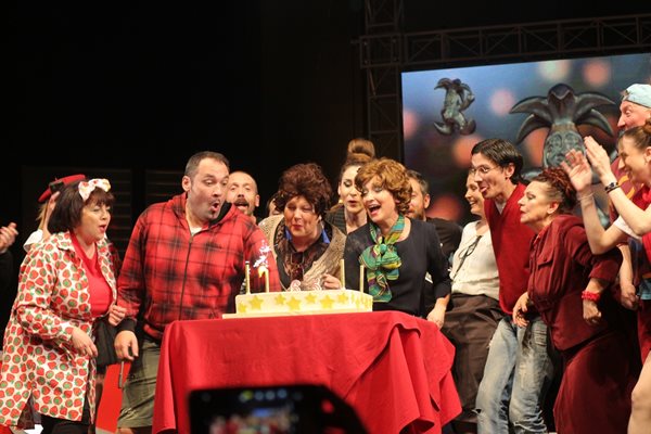 "Честит рожден ден на нас", изпяха си актьорите около огромната торта. Получиха букет от вицепрезидента Илиана Йотова и колеги от други театри.