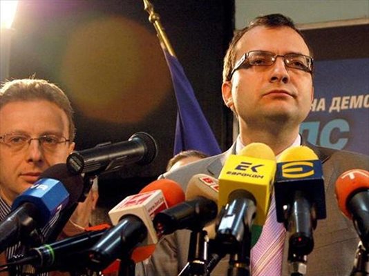 Лидерът на СДС Мартин Димитров за пореден път обяснява пред медиите проблемите със съдебната регистрация на партия. 
СНИМКА: “24 ЧАСА”

