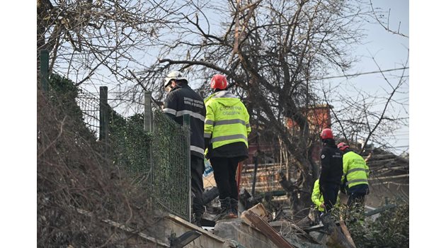 5 часа след взрива на газовия котел в имота пожарникари, полицаи и аварийни екипи продължават да търсят затрупани под останките на къщата СНИМКА: Георги Палейков