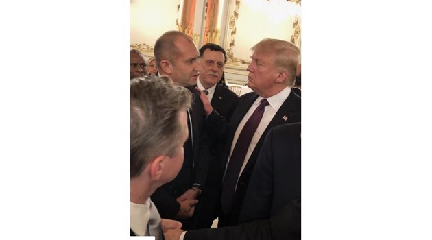Радев си пусна снимка, на която Тръмп приятелски го е хванал за рамото.