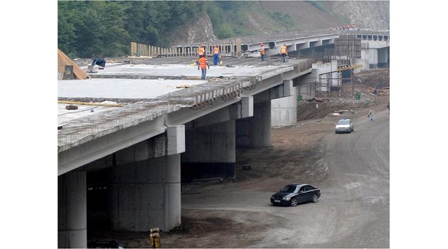 СКЪПО: Мостовете и тунелите допълнително оскъпяват строителството.