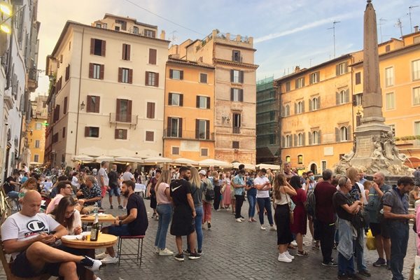 Площадите на Рим вече са пълни с туристи. СНИМКИ: Авторът