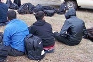 Кола с 16 нелегални мигранти се заби в дърво след гонка с полицията в Бургас