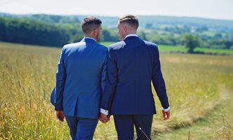 След новия закон в Гърция: първата гей двойка сключи брак