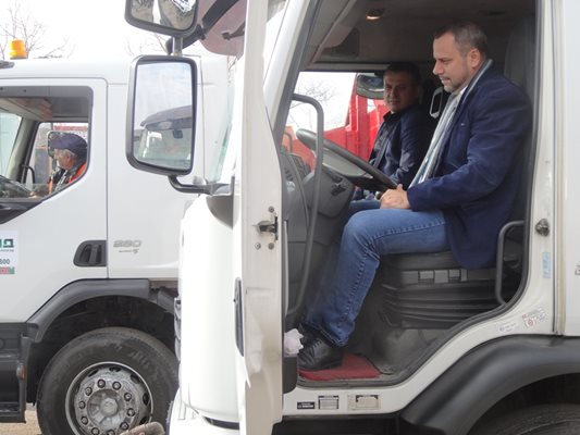 Зам.-кметът Златин Велев подкара камион.