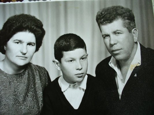 Василка Владимирова със сина си Димо и съпруга си Георги - също локомотивен машинист.