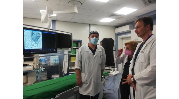 Д-р Нурфет Алиоски, д-р Красимира Жекова и доц. Росен Калпачки (вдясно) разказаха за уникалния случай. На екрана вляво се вижда скенер на мозъка на жената от момента на установяване на инсулта. СНИМКИ: АВТОРЪТ