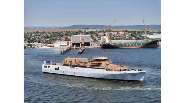 Първият от двата нови бойни кораба бе пуснат на вода от корабостроителницата “Делфин” това лято. В момента той се дооборудва с въоръжение и надстройки и трябва да бъде предаден на ВМС през 2025 г.

СНИМКА: МТГ-ДЕЛФИН