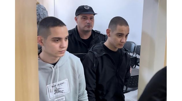 Близнаците Борислав и Валентин Динкови от Цалапица баха посрещнати и изпратени с викове "Убийци" в съда в Пловдив.