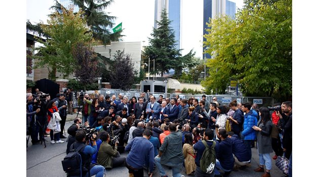 Политици и медийни босове говорят с журналисти пред консулството на Рияд в Истанбул.