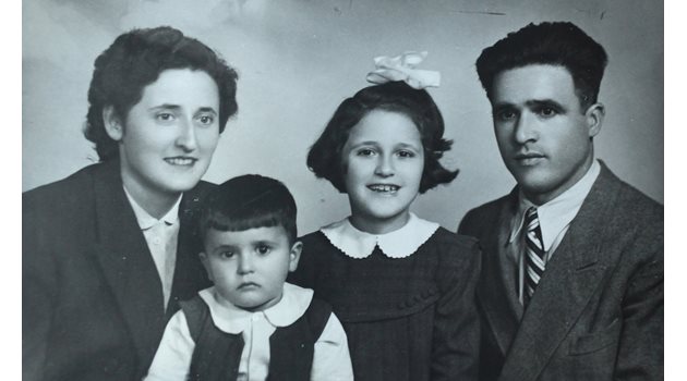 Иванка заедно с двете си деца и мъжа си.