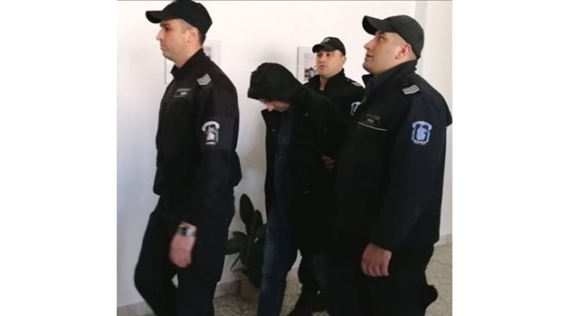 Камен Филипов влиза под конвой в съда. Снимка: Елена Фотева, архив
