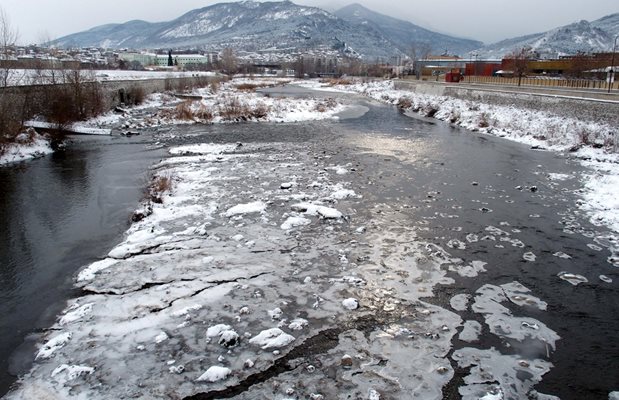 Замръзналата река Чая в Асеновград през януари 2017 г.