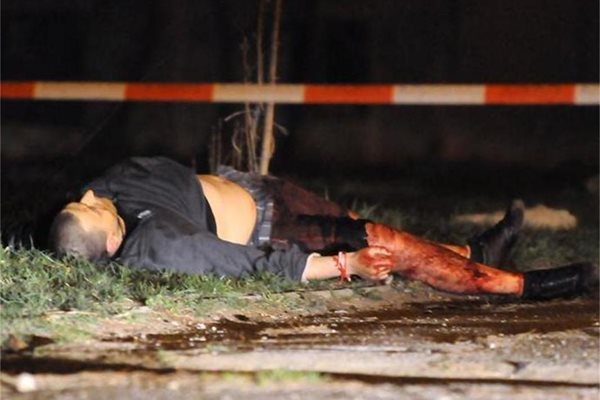 Тялото на Кирил Кирилов-Шкафа лежи на тревата зад бл. 353 в Младост 3. 
СНИМКА: БУЛФОТО