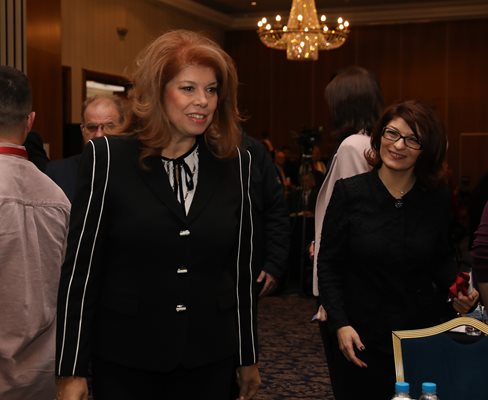 Вицепрезидентът Илияна Йотова и Десислава Атанасова от ГЕРБ. Зад тях е шефът на правната комисия Радомир Чолаков. СНИМКИ: НИКОЛАЙ ЛИТОВ