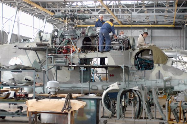 Хеликоптер на ремонт в завода ТЕРЕМ-Летец. Той и “Авионамс” имат възможности да ремонтират съветски вертолети.