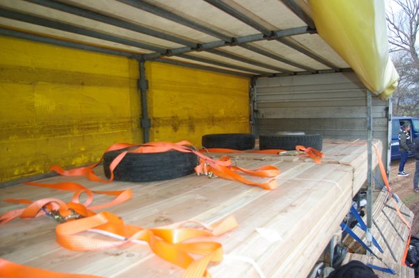 Камионът с който са превозвали мигрантите край Локорско 
Снимка: ПРБ