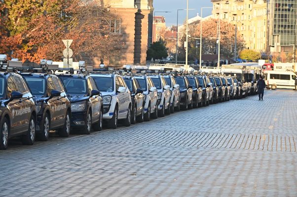 Кордон от полицейски автомобили пази служебния паркинг пред Народното събрание