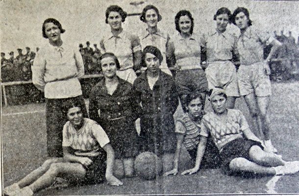 БАСКЕТБОЛ: С баскетболния отбор на “Левски” Петрунова (горе в средата) има шампионска титла и в този спорт.