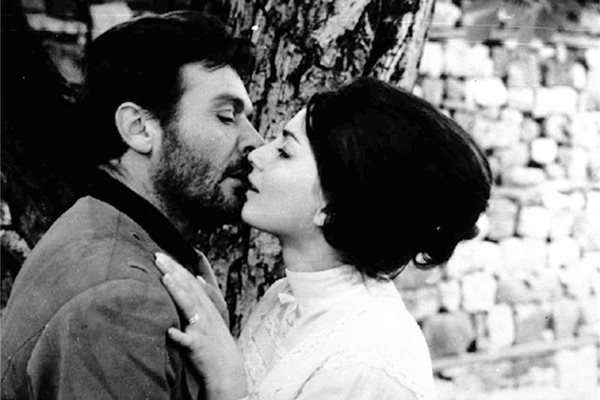 Един от най-прочутите кадри в българското кино - целувката на Невена Коканова и Раде Маркович във филма на Въло Радев "Крадецът на праскови". Тя е толкова истинска, че и до днес не е загубила емоционалното си въздействие върху зрителите. 
СНИМКИ: АРХИВ
