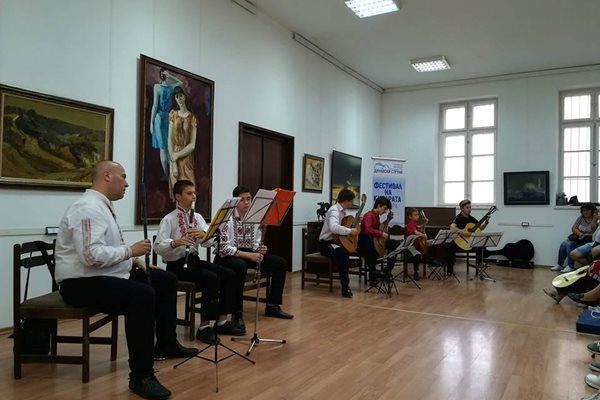 Родопски песни и македонска сюита, изпълнени на кавал и китара, звучаха на “Дунавски струни”.