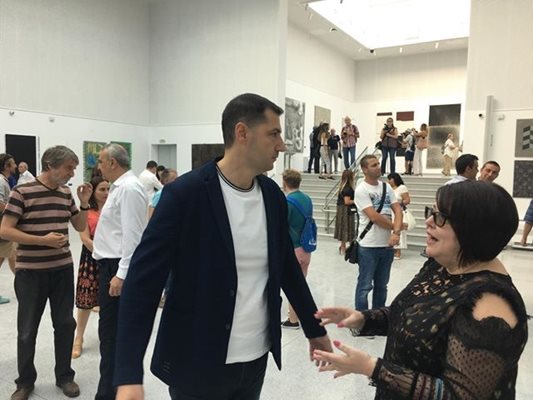 Нотариус Лиляна Тинкова поздравява кмета Иван Тотев за новата галерия.