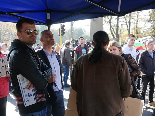 Привържениците на Борислав Игнатов разпънаха шатра и раздаваха предизборни материали, въпреки че бяха обявили, че прекратяват кампанията