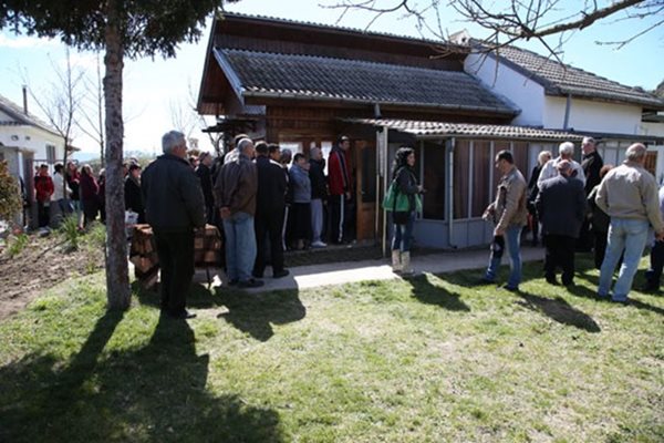 Къщата отваря врати, но струпване на хора няма да има