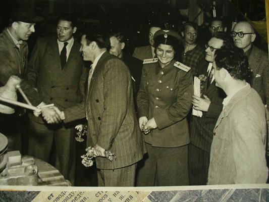 Василка, с военната униформа, като делегат на Световното събрание на мира в Хелзинки, Финландия, през юни 1955 г.