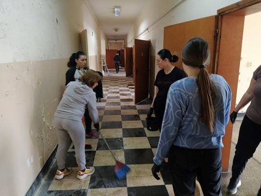 Без да се гнусят, украински жени въртят метли и парцали и докарват до блясък запуснатите помещения. 