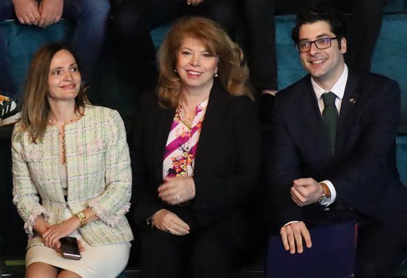 Вицепрезидентът Илияна Йотова и вицепремиерът Атанас Пеканов откриха конференцията на Сдружение “Дамски форум” заедно с председателката му Жанета Захариева (вляво).
СНИМКИ: РУМЯНА ТОНЕВА