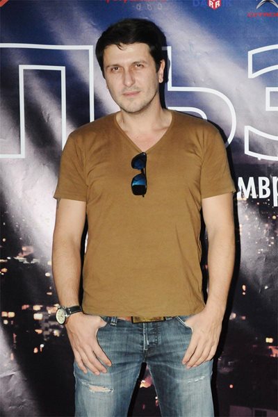 Актьорът позира на червения килим по време на премиерата на филма “Пъзел”.