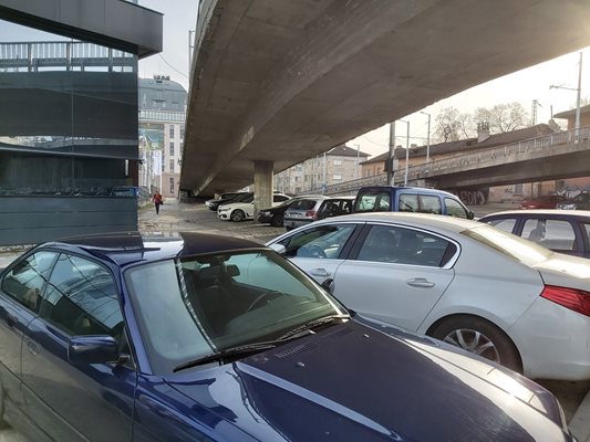 Безразборно спрели коли под Бетонния мост затрудняват пешеходци. Снимки: Авторът