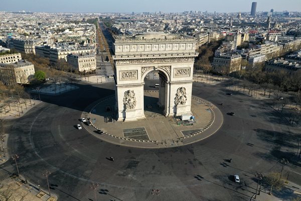 Така изглежда центърът на Париж тези дни. Снимка Ройтерс