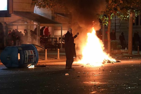 Хора на фона на горящи кофи след протеста срещу БФС
