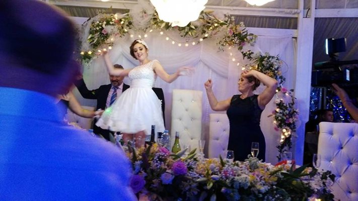 Младоженката танцува на масата
