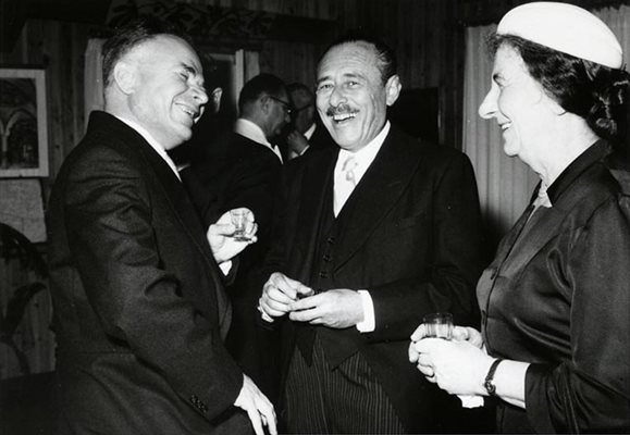 ДИПЛОМАТ: Михаил Бодров (вляво) като посланик в Израел на среща с министър-председателя Голда Меир.